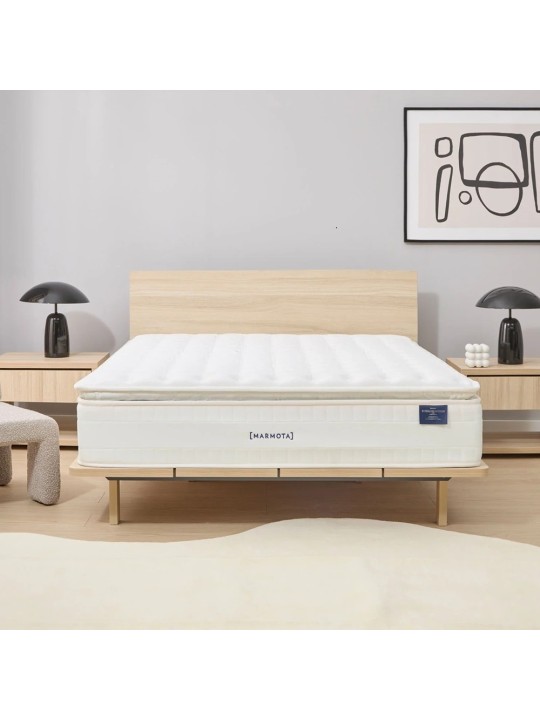 Vista del colchón Marmota Superluxe en el dormitorio, con su imponente altura premium de ±32 cm.