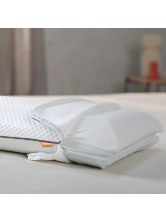 Funda transpirable de la almohada Emma Original Adapt abierta para retirar o añadir capas internas.