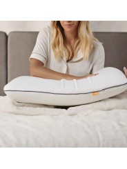 Durmiente comprobando la firmeza y adaptabilidad cervical de la almohada Emma Original Adapt en la cama.