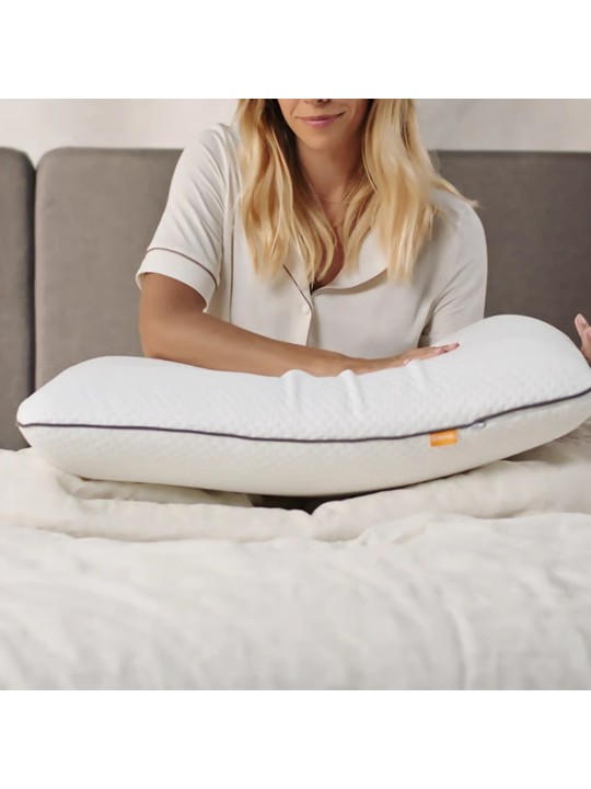 Durmiente comprobando la firmeza y adaptabilidad cervical de la almohada Emma Original Adapt en la cama.