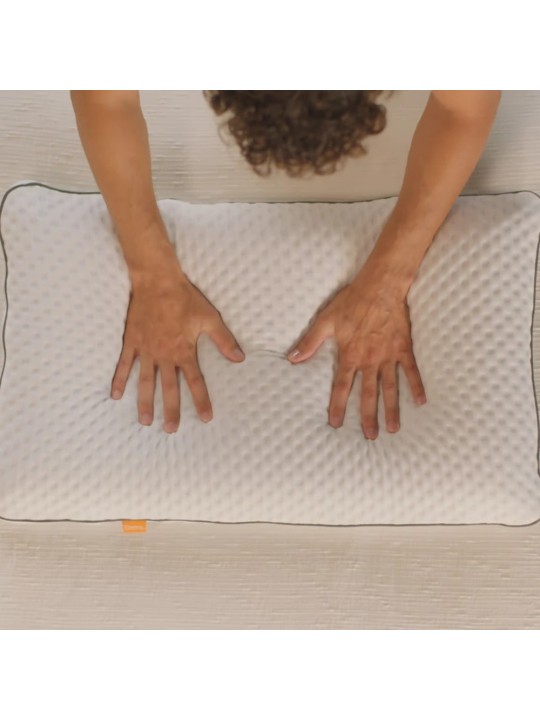 Prueba de presión y adaptabilidad sobre el tejido de microfibra elástica de la almohada Emma Cooling Adapt.
