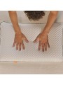 Prueba de presión y adaptabilidad sobre el tejido de microfibra elástica de la almohada Emma Cooling Adapt.