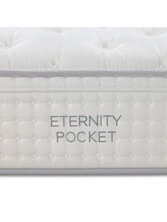 Bordado del modelo Flex Eternity Pocket en la platabanda lateral.