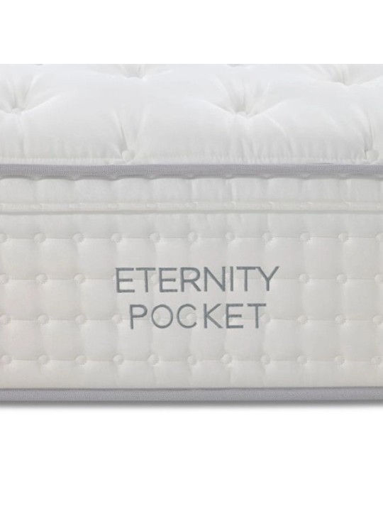Bordado del modelo Flex Eternity Pocket en la platabanda lateral.