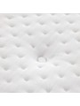 Detalle del acolchado y capitoné pasante en la tapicería del colchón Flex Natur Talalay.