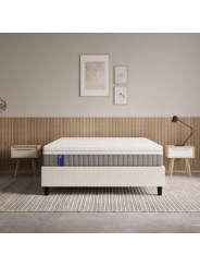Habitación con la cama y colchón Emma Body Adapt Hybrid.