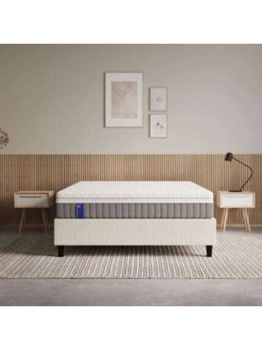 Habitación con la cama y colchón Emma Body Adapt Hybrid.