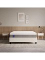 Habitación con la cama y colchón Emma Body Adapt Hybrid.